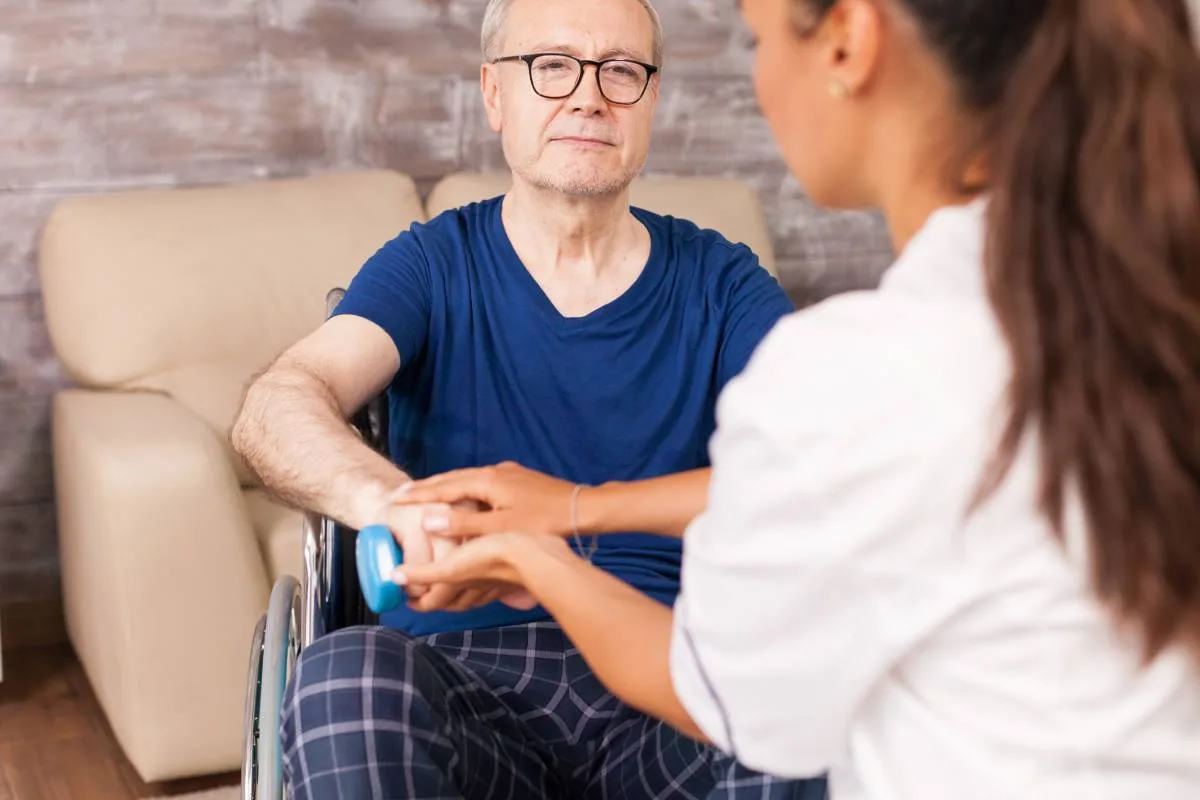 φροντίδα ηλικωμένου απο φροντιστή στο σπίτι