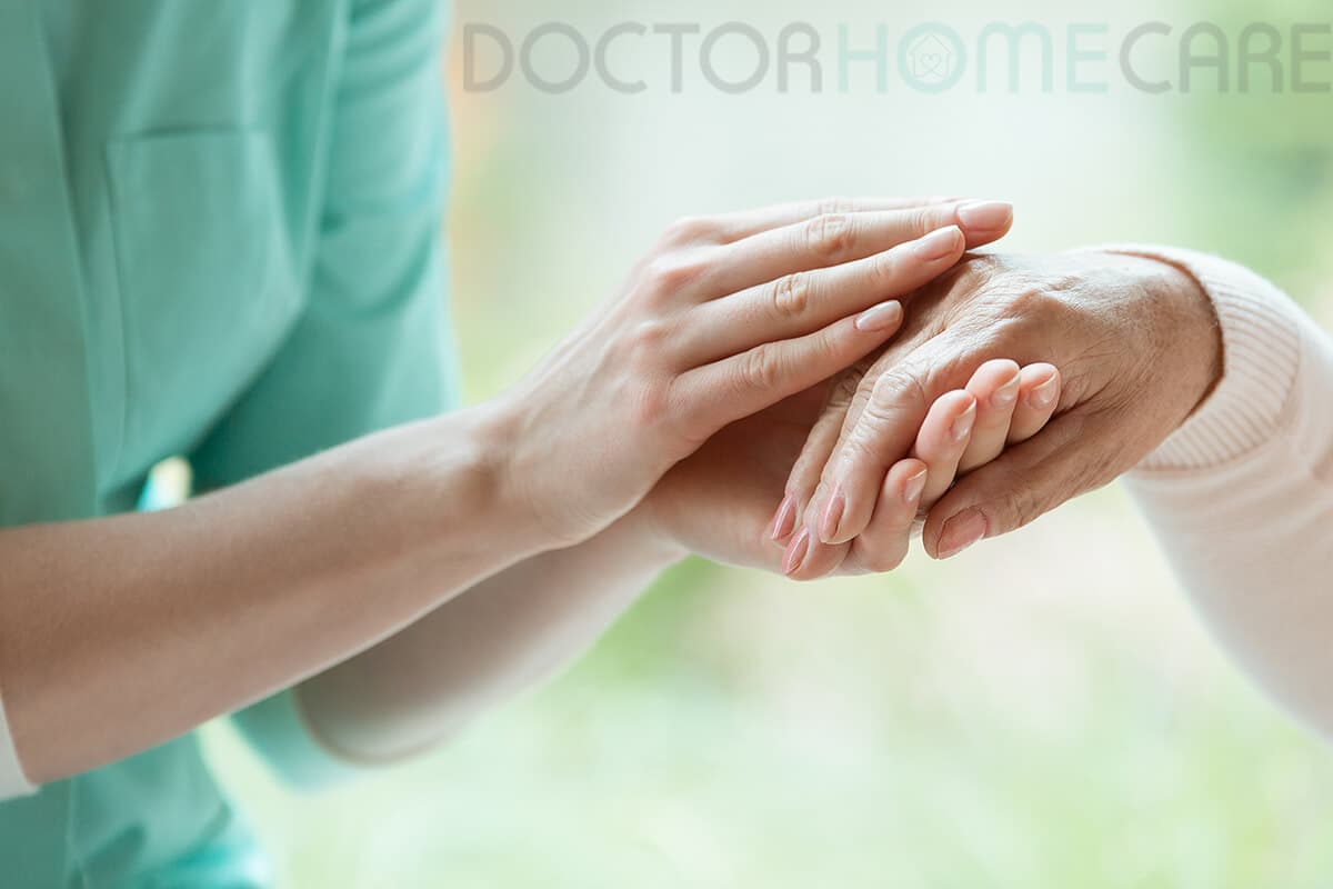 Νοσηλευτής Doctor Home Care σε κατ’ οίκον νοσηλευτική επίσκεψη