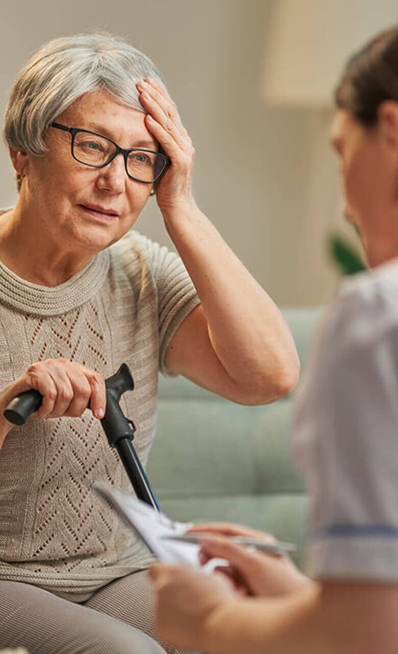 Νοσηλευτής παρέχει φροντίδα στο σπίτι του ασθενούς 24 ώρες το 24ωρο
