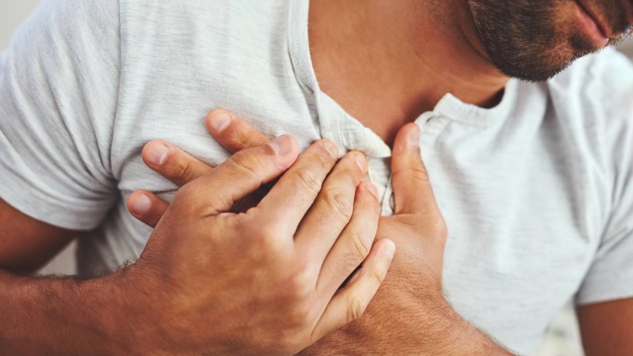Πόνος στο Στήθος – Αίτια, Συμπτώματα & Πότε να Ανησυχήσετε