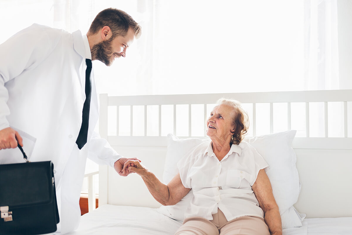 pathologos-sto-spiti-doctorhomecare
